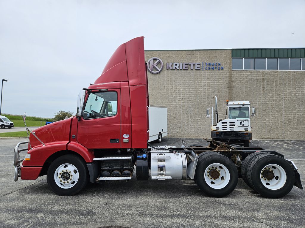 2012 VOLVO VNM64T200 V557336U - image 2 of 6