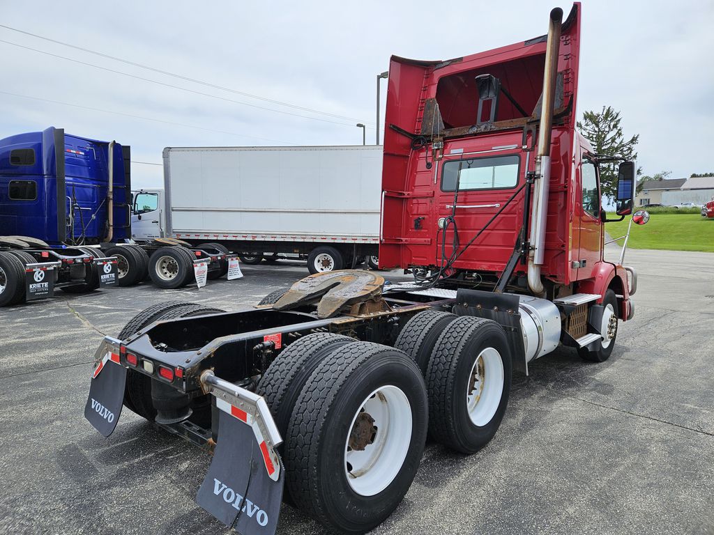 2012 VOLVO VNM64T200 V557336U - image 5 of 6