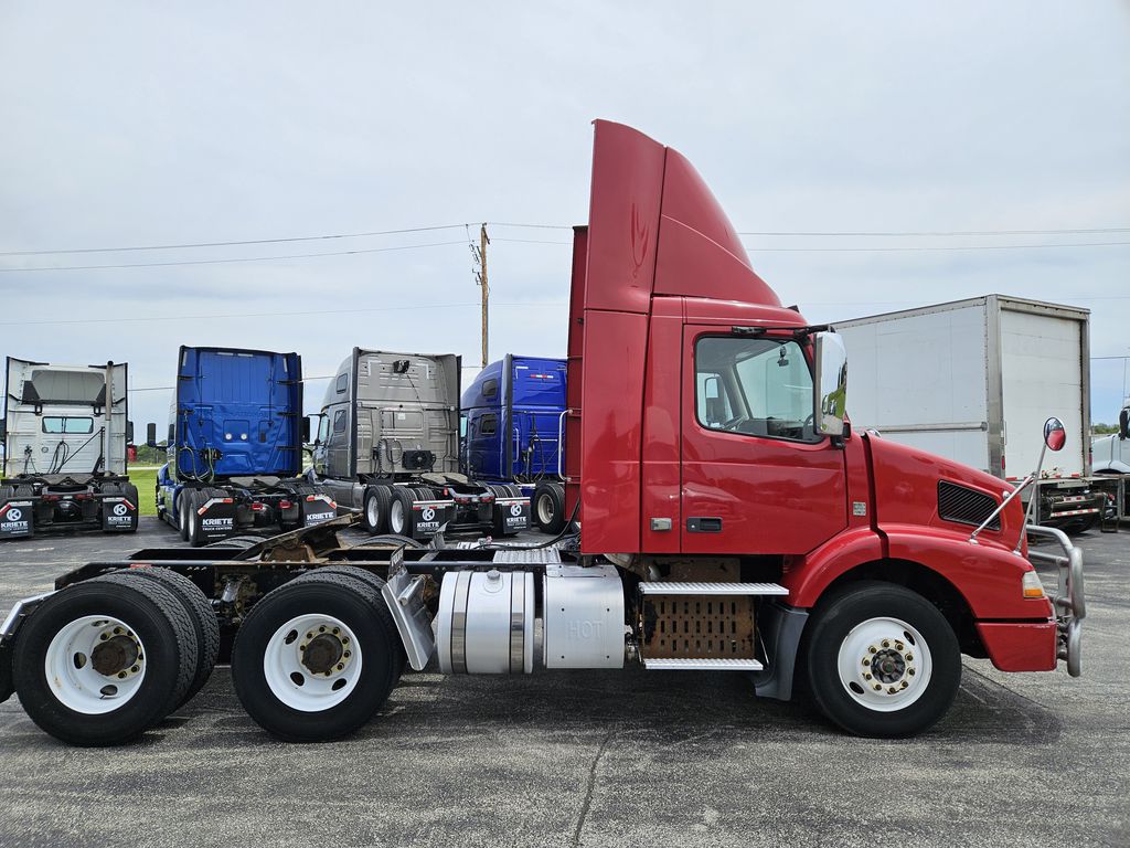 2012 VOLVO VNM64T200 V557336U - image 6 of 6