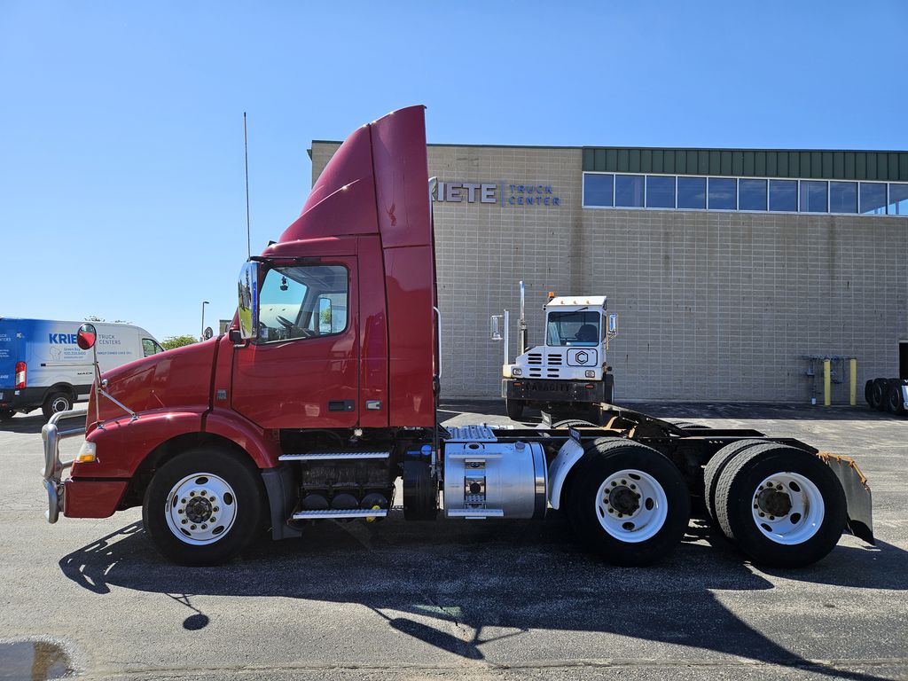 2012 VOLVO VNM64T200 V557337U - image 2 of 6