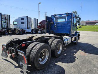 2017 VOLVO VNL V992001UA - image 5 of 6