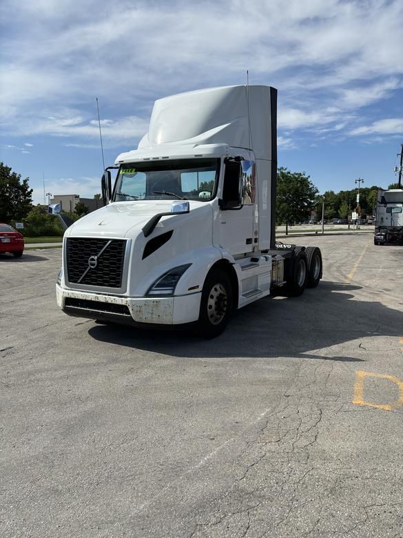 2019 VOLVO VNR V220187U - image 1 of 6