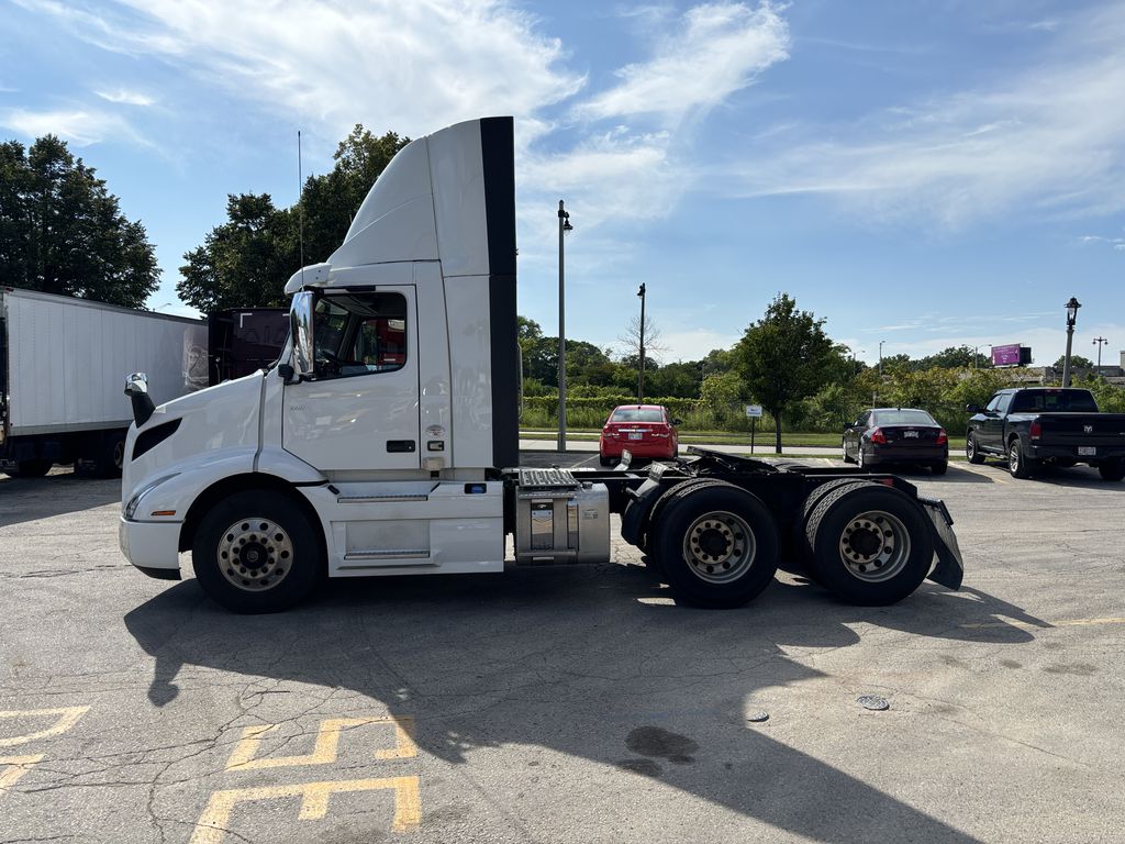 2019 VOLVO VNR V220187U - image 2 of 6