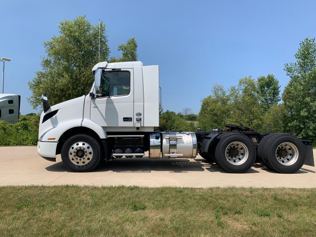 2019 VOLVO VNR64T-300 V904948U - image 2 of 6