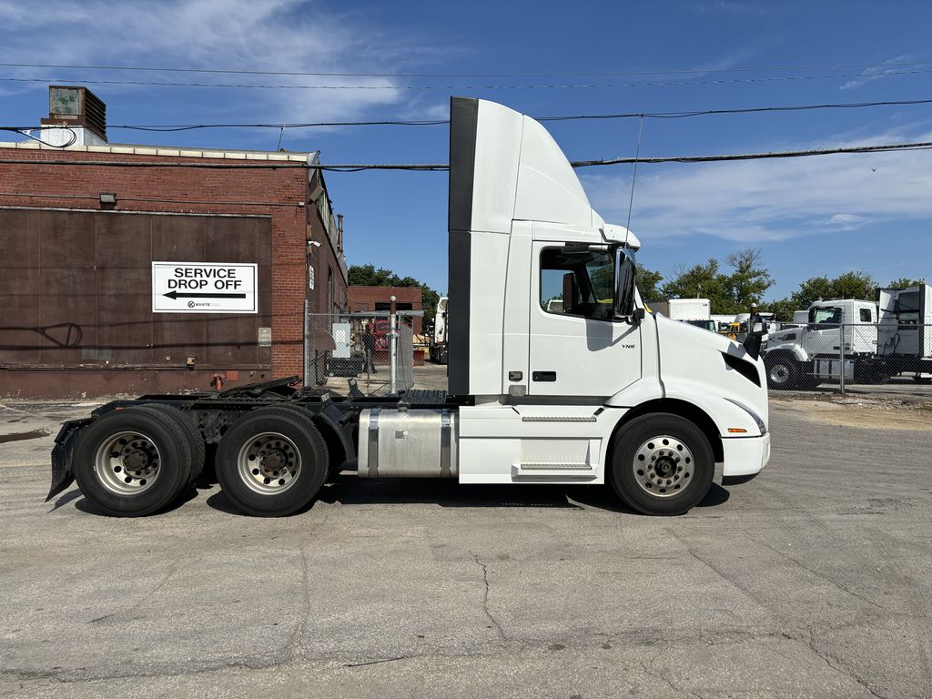 2019 VOLVO VNR V220187U - image 6 of 6