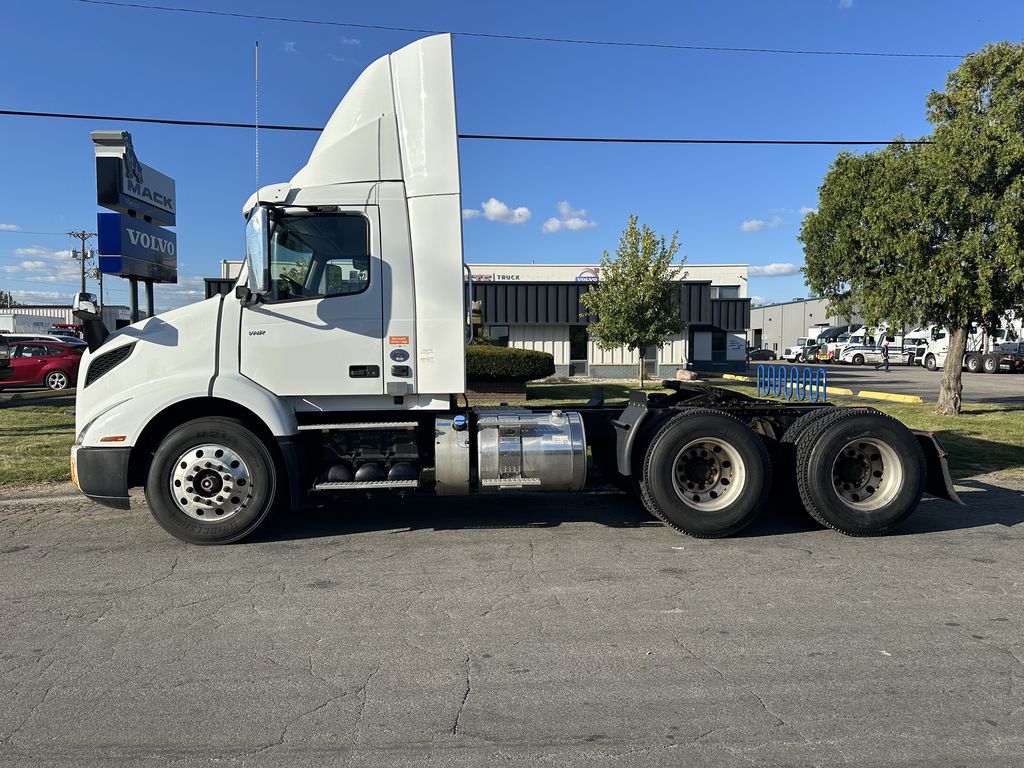 2018 VOLVO VNR64T-300 V900057U - image 2 of 6