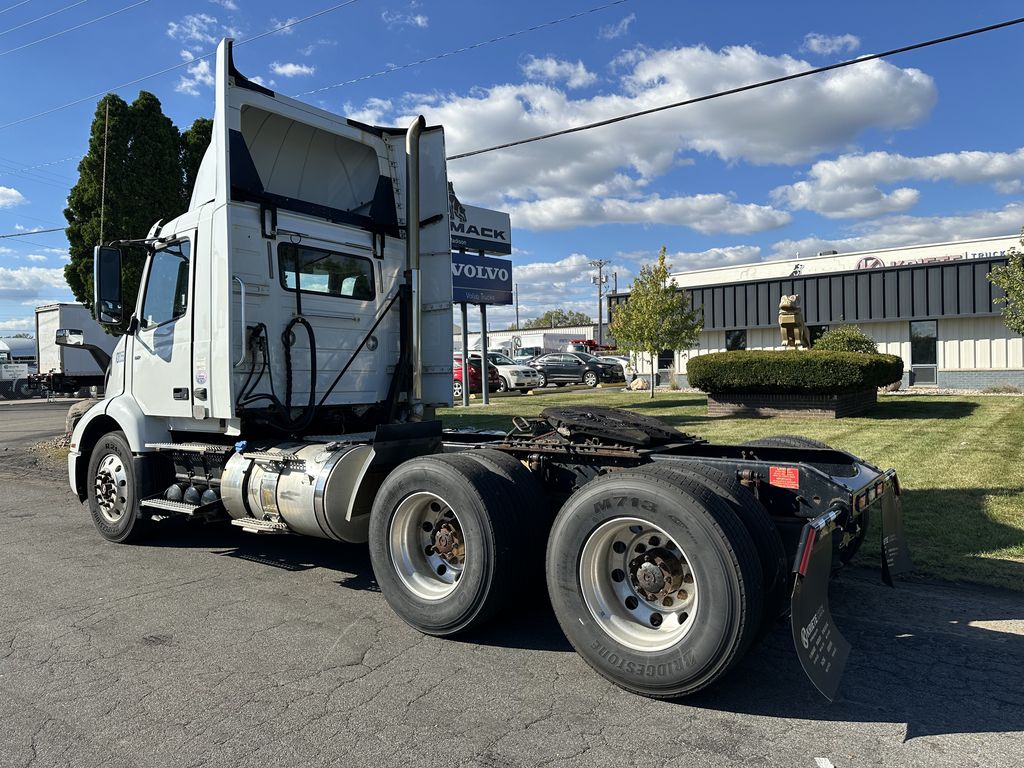 2018 VOLVO VNR64T-300 V900055U - image 3 of 6