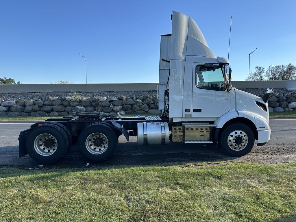 2018 VOLVO VNR64T-300 V900059U - image 6 of 6