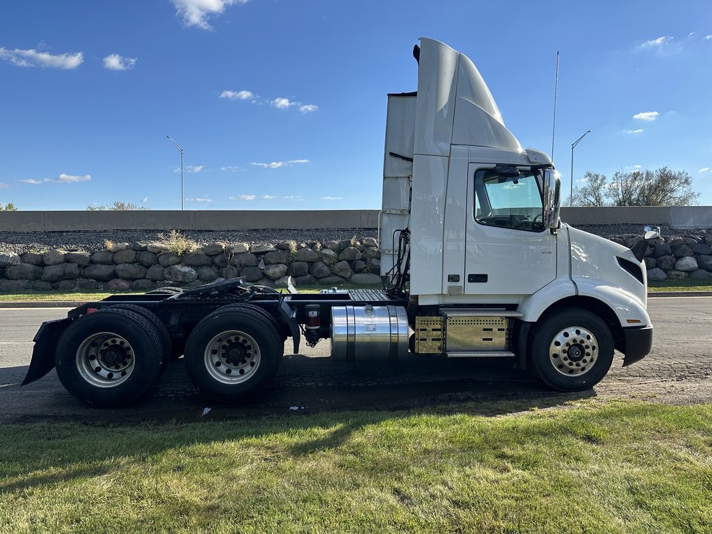 2018 VOLVO VNR64T-300 V900057U - image 6 of 6