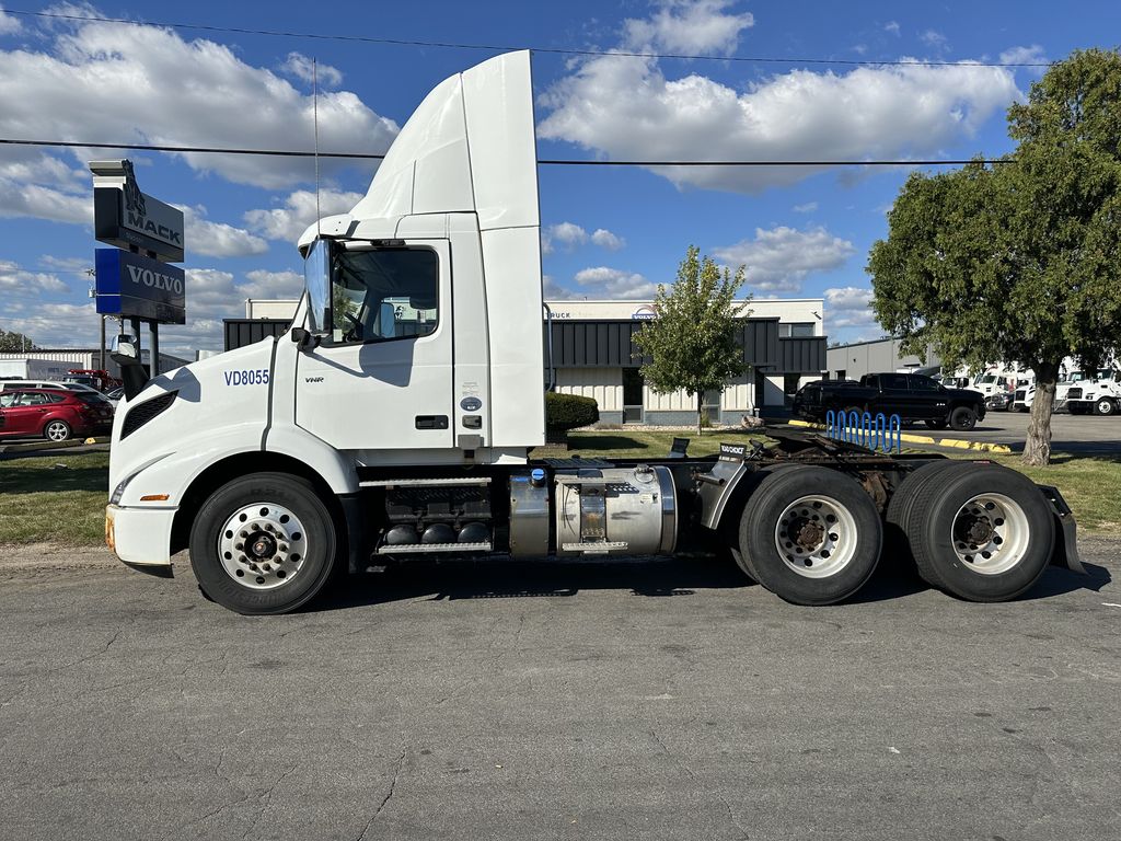 2018 VOLVO VNR64T-300 V900055U - image 2 of 6