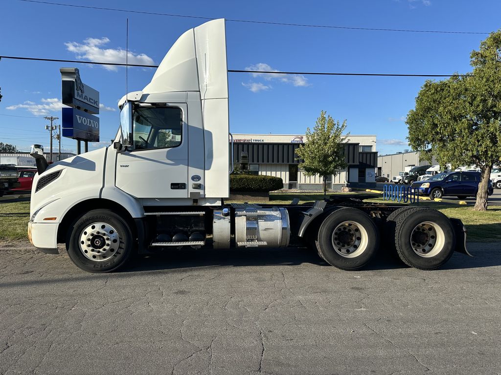 2018 VOLVO VNR64T-300 V900059U - image 2 of 6