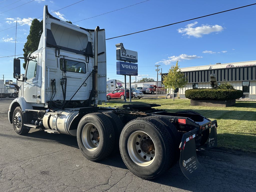 2018 VOLVO VNR64T-300 V900059U - image 3 of 6