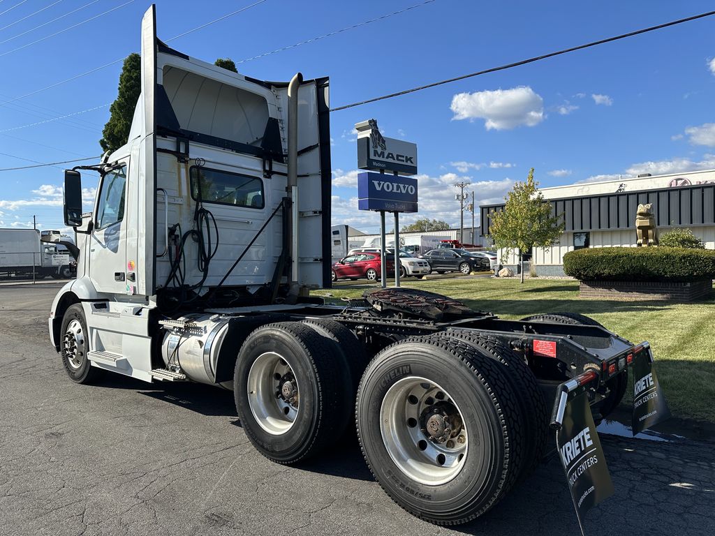 2019 VOLVO VNR64T-300 V200604U - image 3 of 6