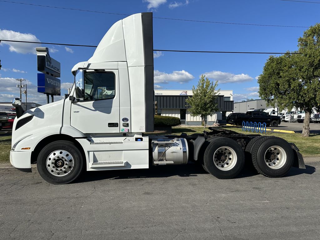 2019 VOLVO VNR64T-300 V200604U - image 2 of 6