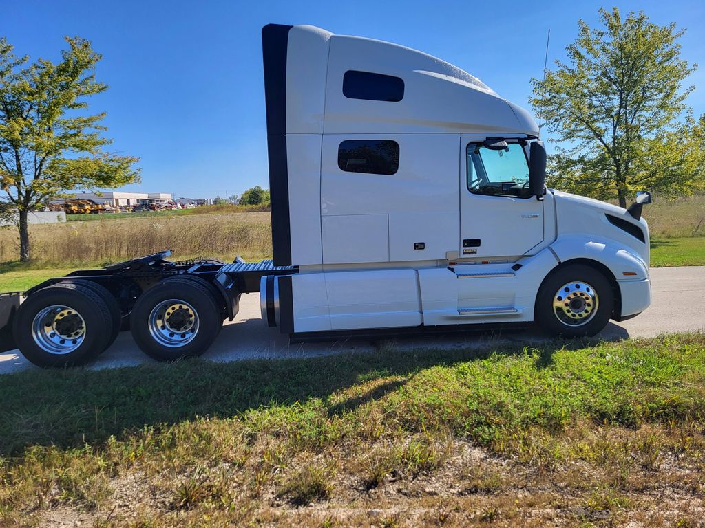 2025 VOLVO VNL64T760 681434 - image 4 of 6