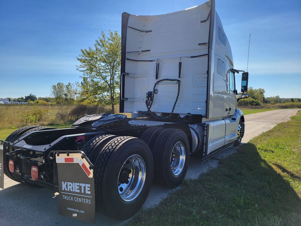 2025 VOLVO VNL64T760 681437 - image 3 of 6