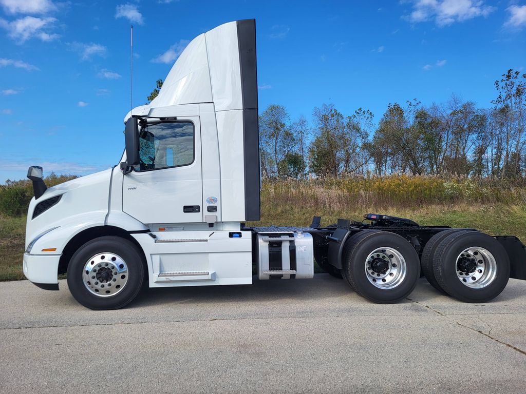 2025 VOLVO VNR64T300 680692 - image 2 of 6