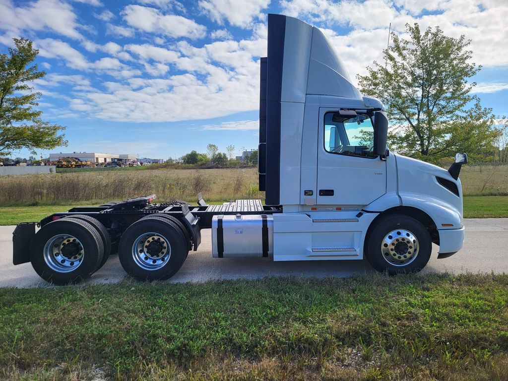 2025 VOLVO VNR64T300 680660 - image 4 of 6