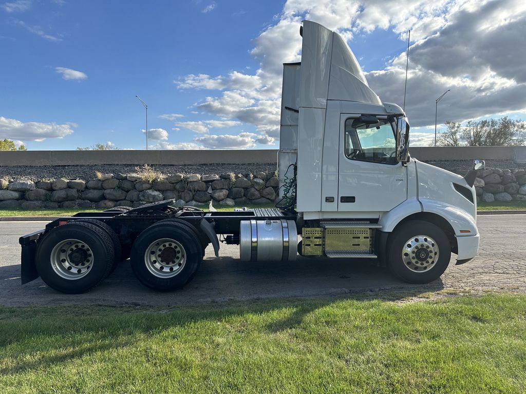 2018 VOLVO VNR64T-300 V900056U - image 6 of 6