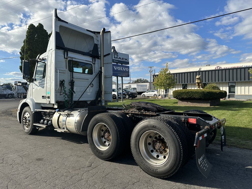 2018 VOLVO VNR64T-300 V900056U - image 3 of 6