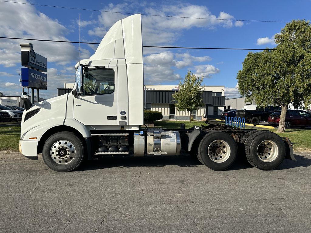 2018 VOLVO VNR64T-300 V900056U - image 2 of 6