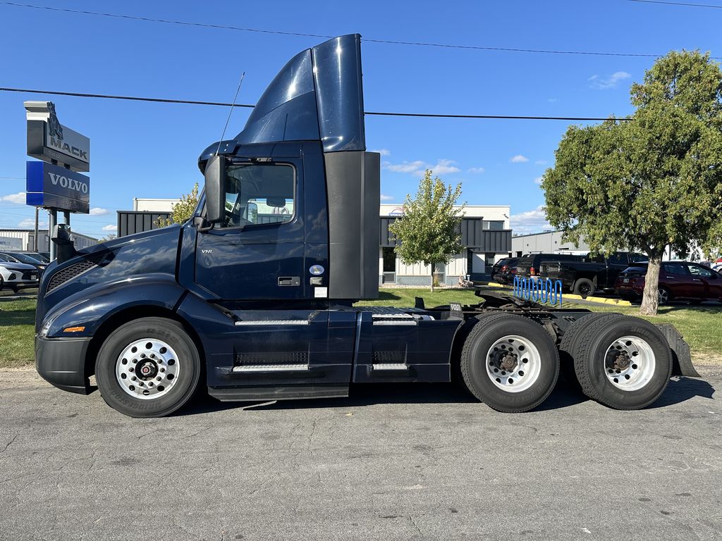 2019 VOLVO VNL64T-300 V214510U - image 2 of 6