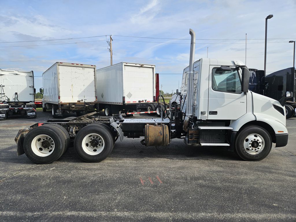 2019 VOLVO VNR64T-300 V200031U - image 6 of 6