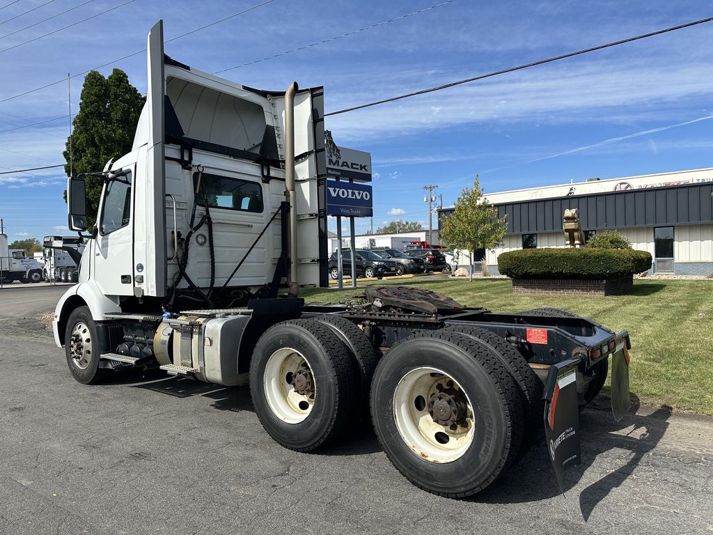 2019 VOLVO VNR64T-300 V200483U - image 3 of 6