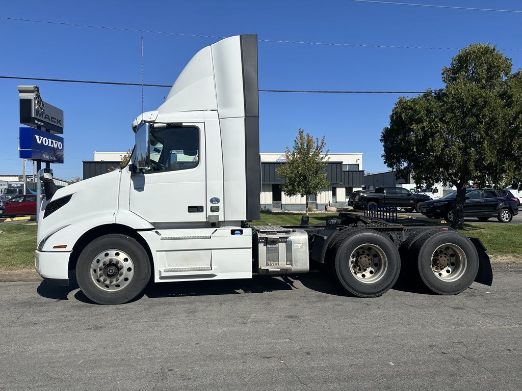 2019 VOLVO VNR64T-300 V220187U - image 2 of 6