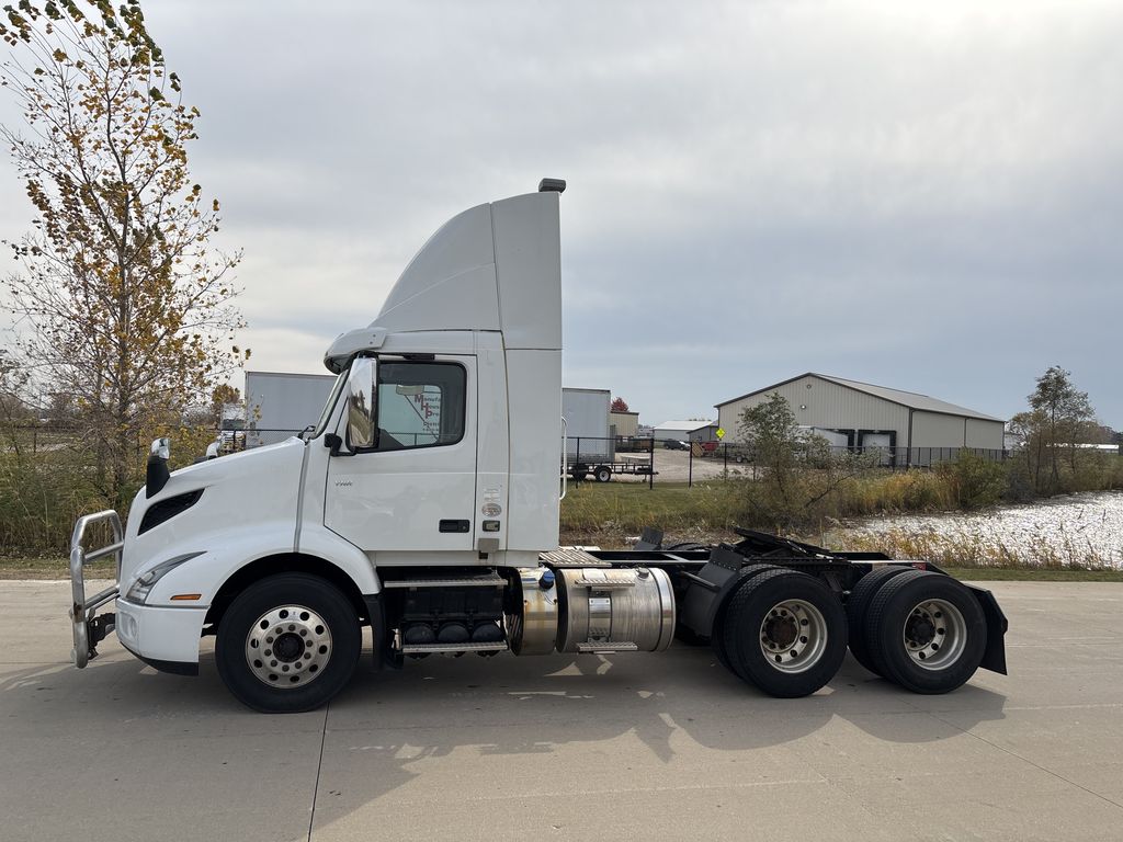 2019 VOLVO VNR64T-300 V901625U - image 2 of 6