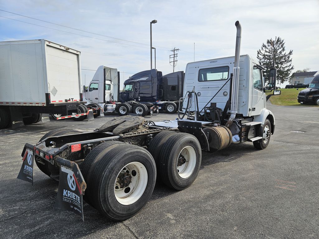 2019 VOLVO VNR64T-300 V200031U - image 5 of 6