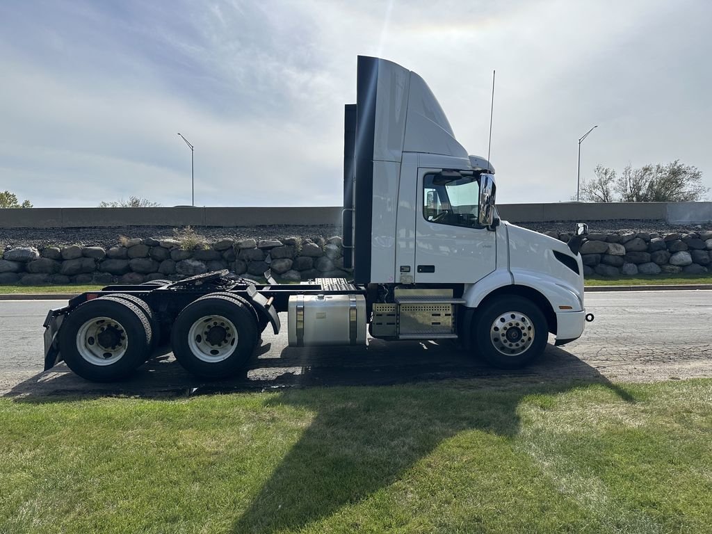 2019 VOLVO VNR64T-300 V200483U - image 6 of 6