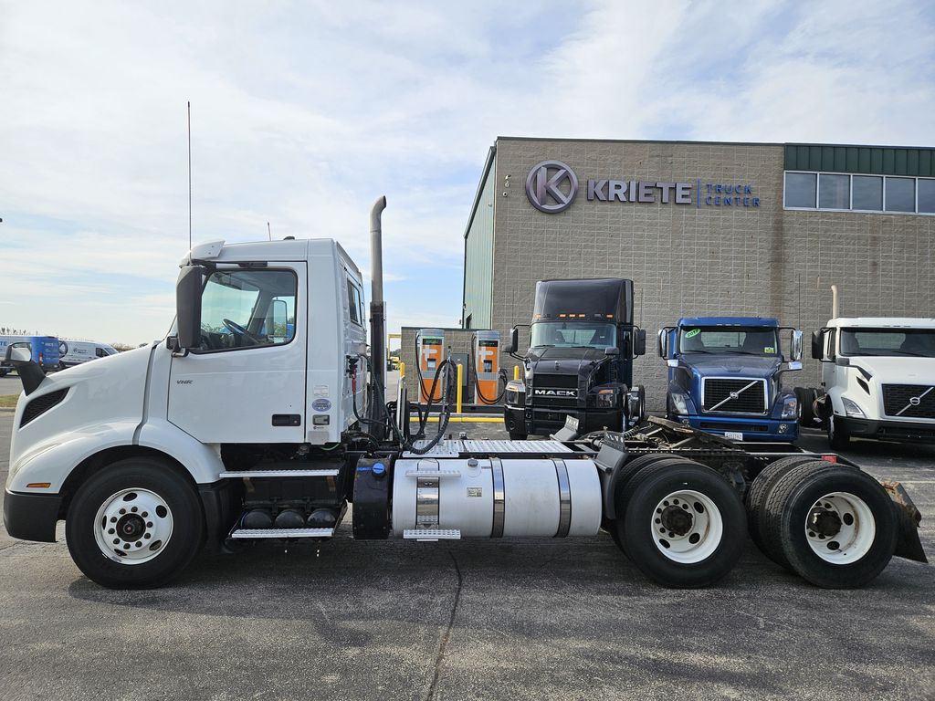 2019 VOLVO VNR64T-300 V200031U - image 2 of 6