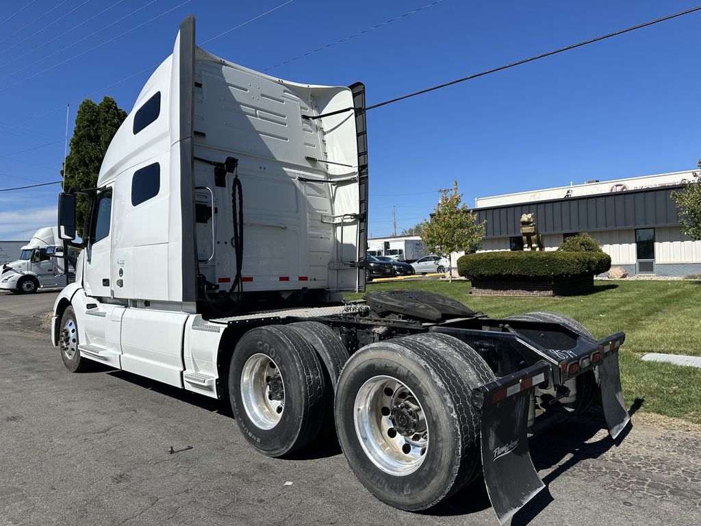 2021 VOLVO VNL64T760 V274049U - image 3 of 6