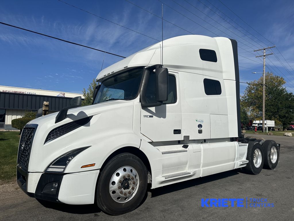 2021 VOLVO VNL64T760 V274048U - image 1 of 6