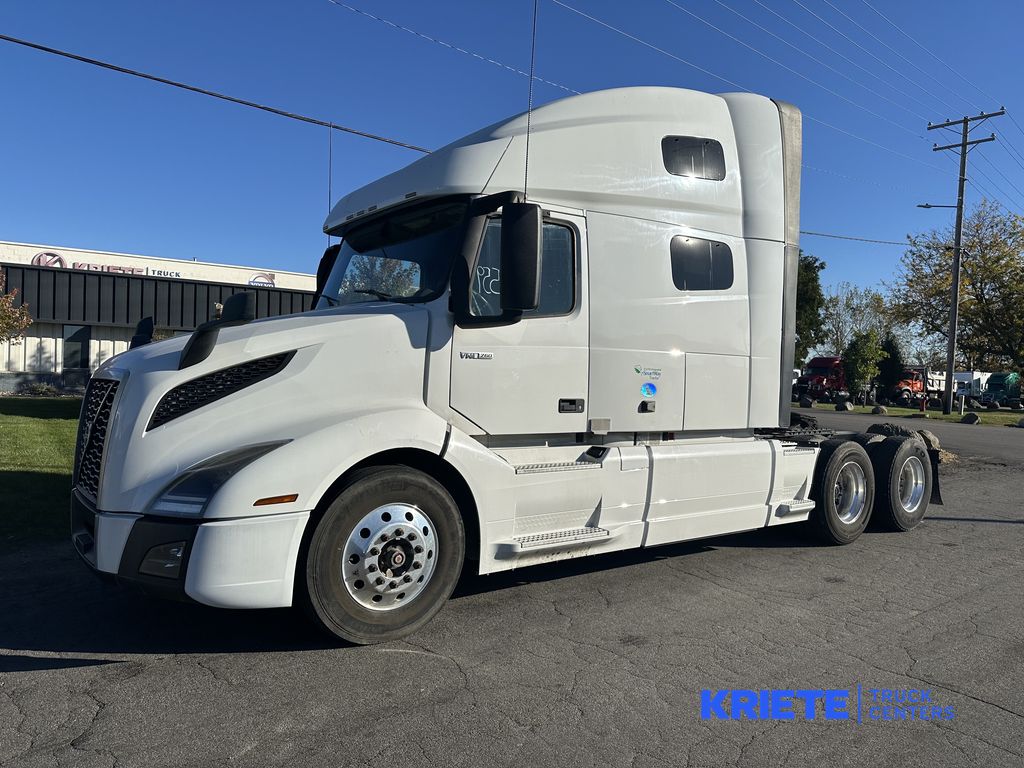 2021 VOLVO VNL64T760 V268634U - image 1 of 6