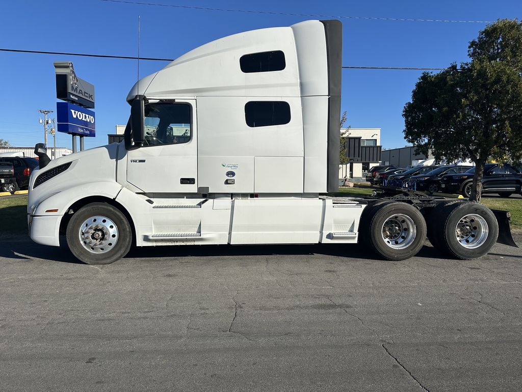 2021 VOLVO VNL64T760 V268634U - image 2 of 6