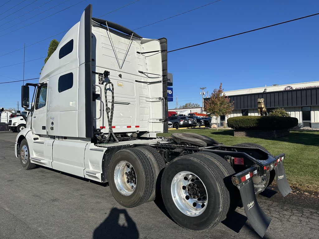 2021 VOLVO VNL64T760 V268634U - image 3 of 6