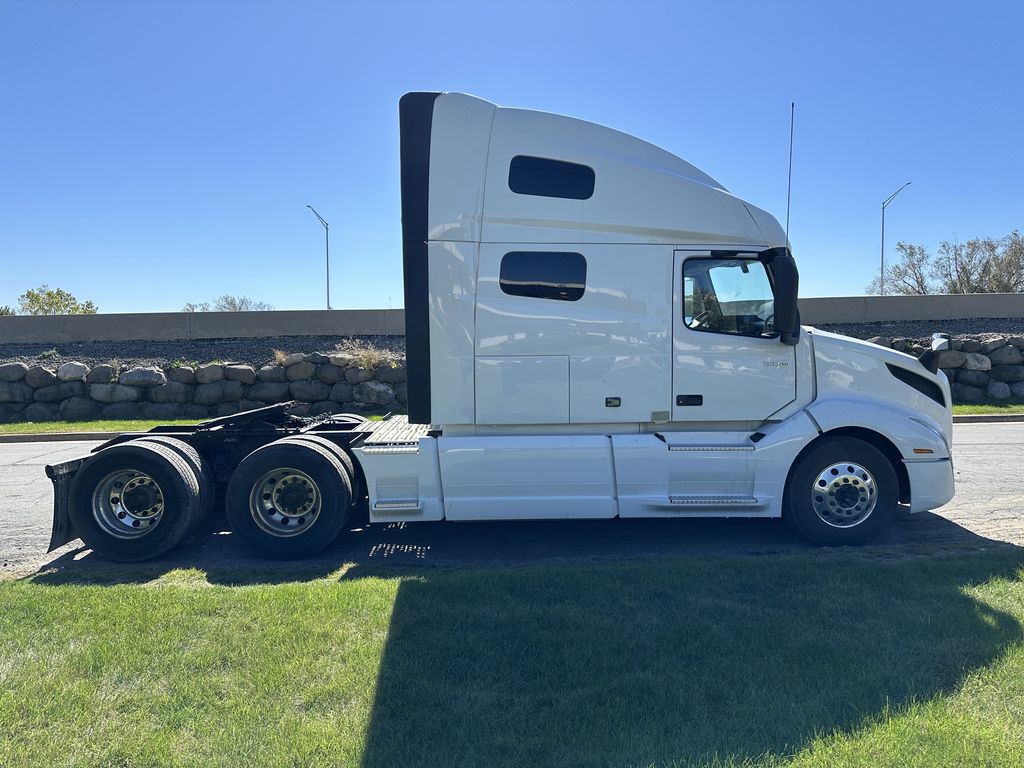 2021 VOLVO VNL64T760 V274049U - image 6 of 6