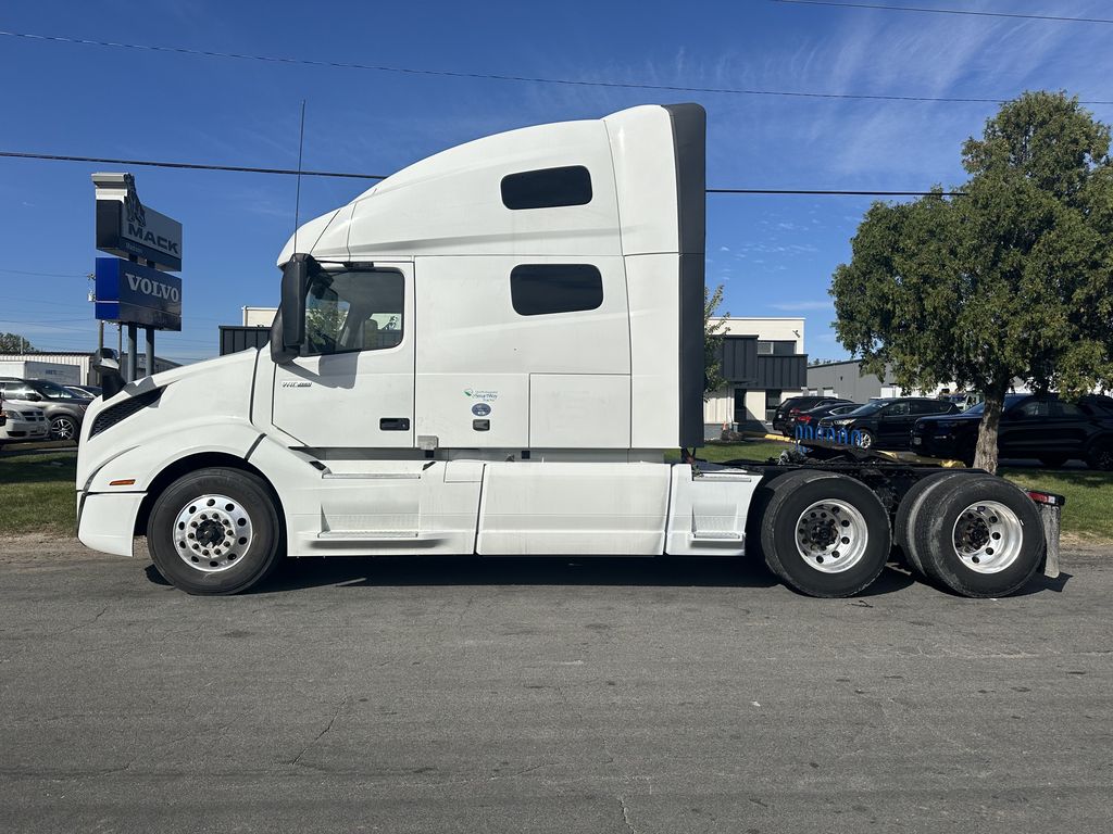 2021 VOLVO VNL64T760 V274048U - image 2 of 6