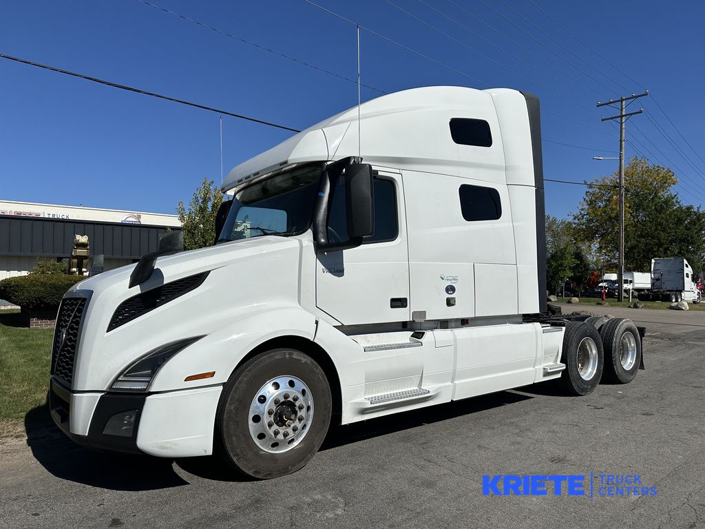 2021 VOLVO VNL64T760 V274049U - image 1 of 6