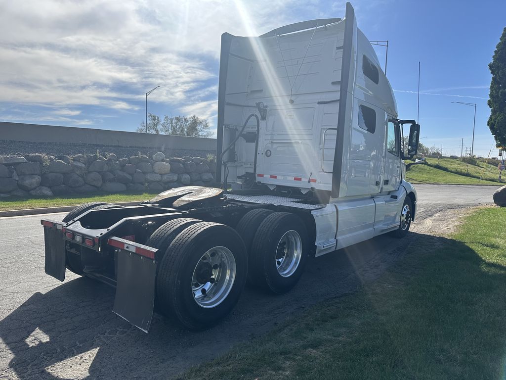 2021 VOLVO VNL64T760 V274048U - image 5 of 6