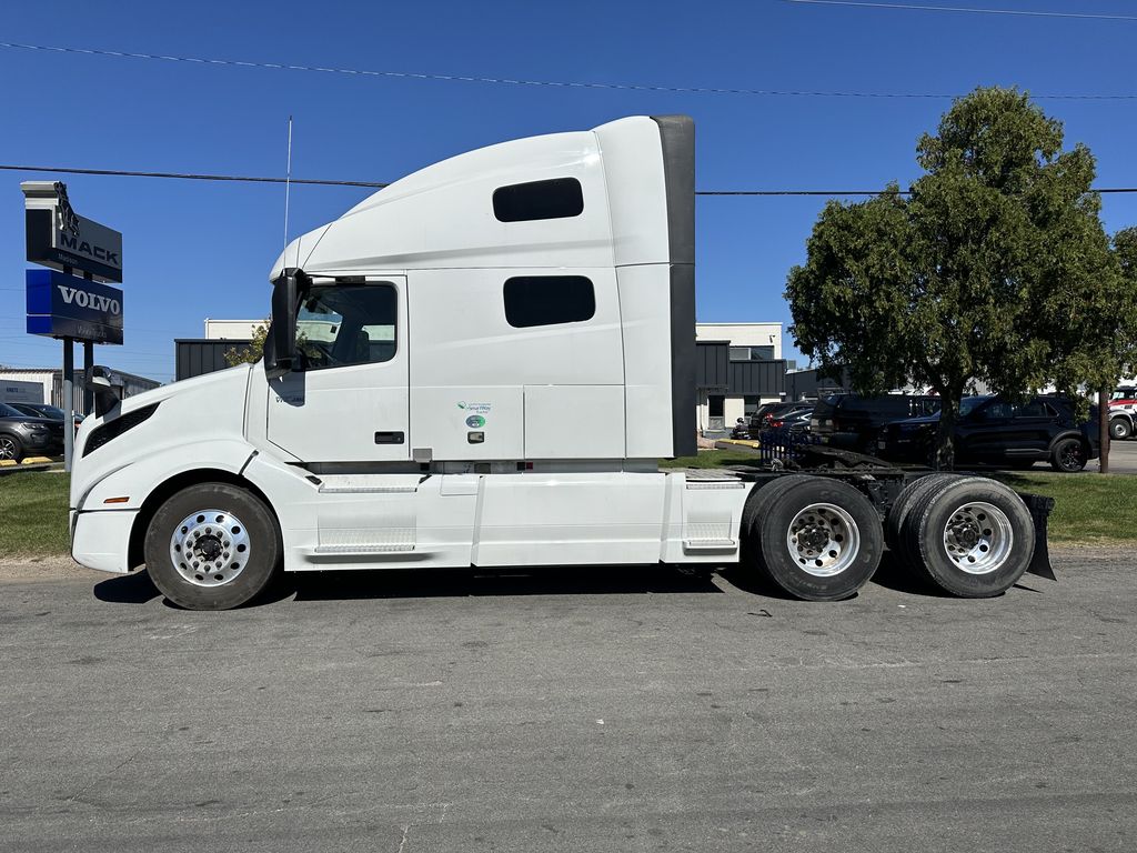 2021 VOLVO VNL64T760 V274049U - image 2 of 6