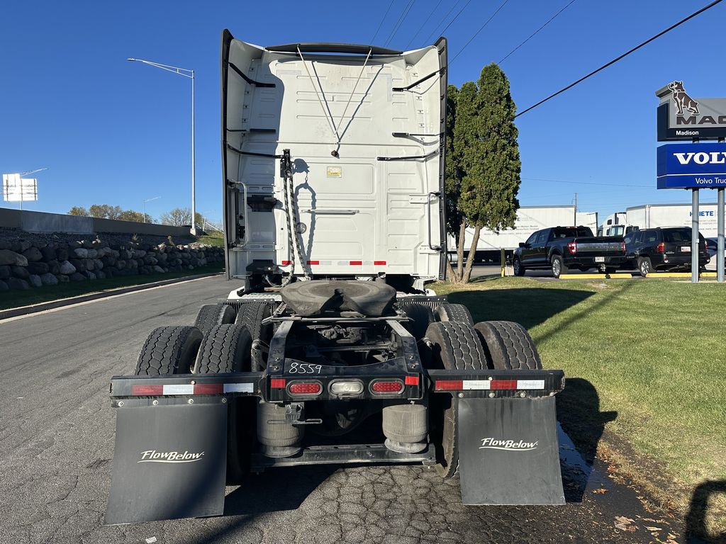 2021 VOLVO VNL64T760 V268634U - image 4 of 6