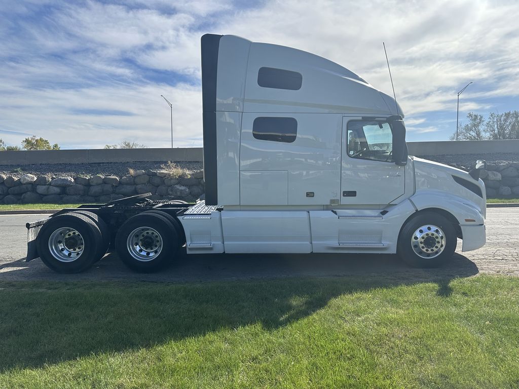 2021 VOLVO VNL64T760 V274048U - image 6 of 6