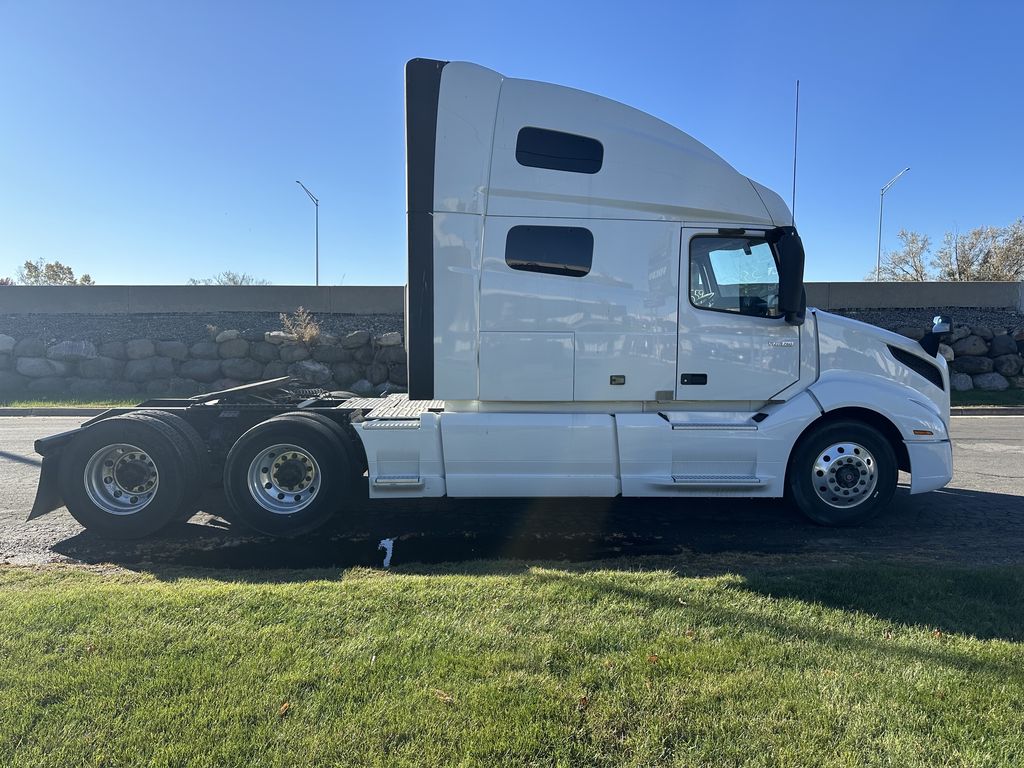 2021 VOLVO VNL64T760 V268634U - image 6 of 6