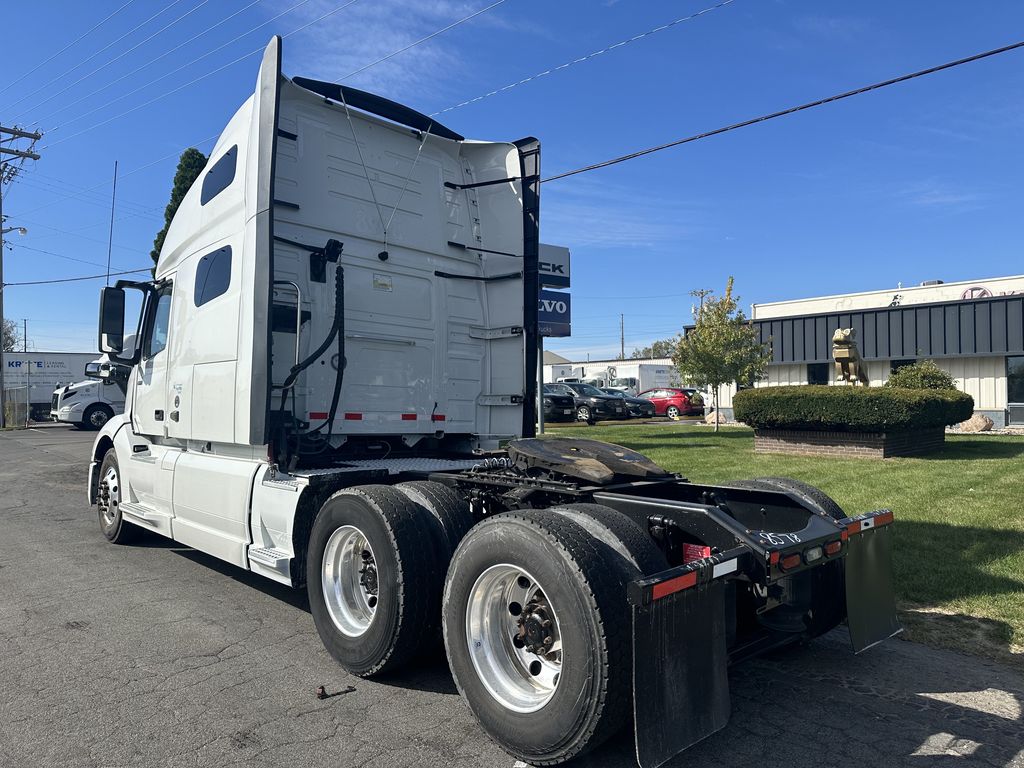 2021 VOLVO VNL64T760 V274048U - image 3 of 6