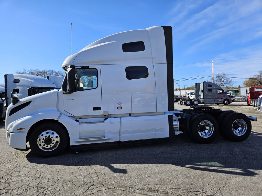 2025 VOLVO VNL64T760 689156 - image 2 of 6