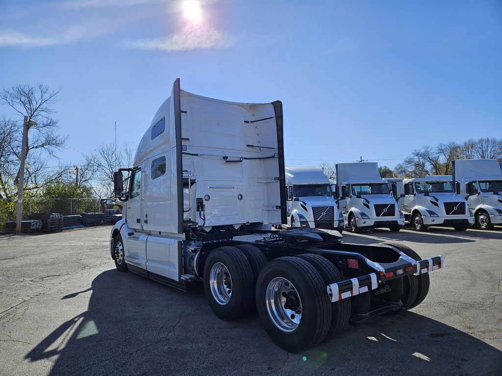 2025 VOLVO VNL64T760 689156 - image 3 of 6