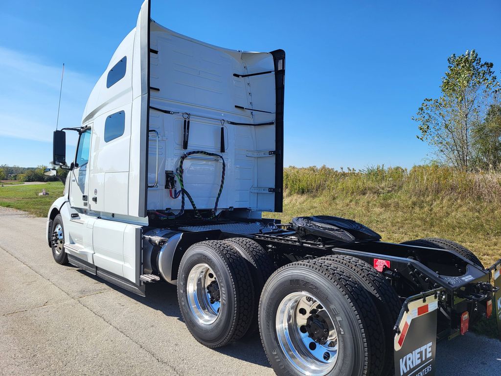 2025 VOLVO VNR64T300 680692 - image 3 of 6